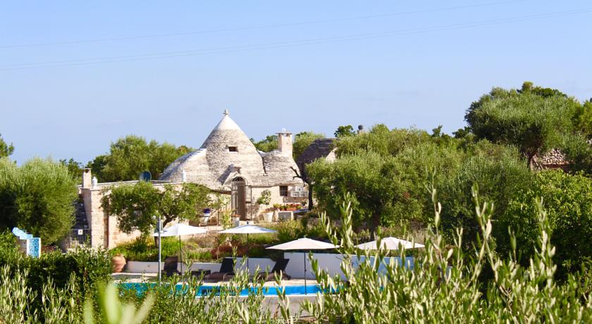 Preziosi resort racchiusi in tipici trulli