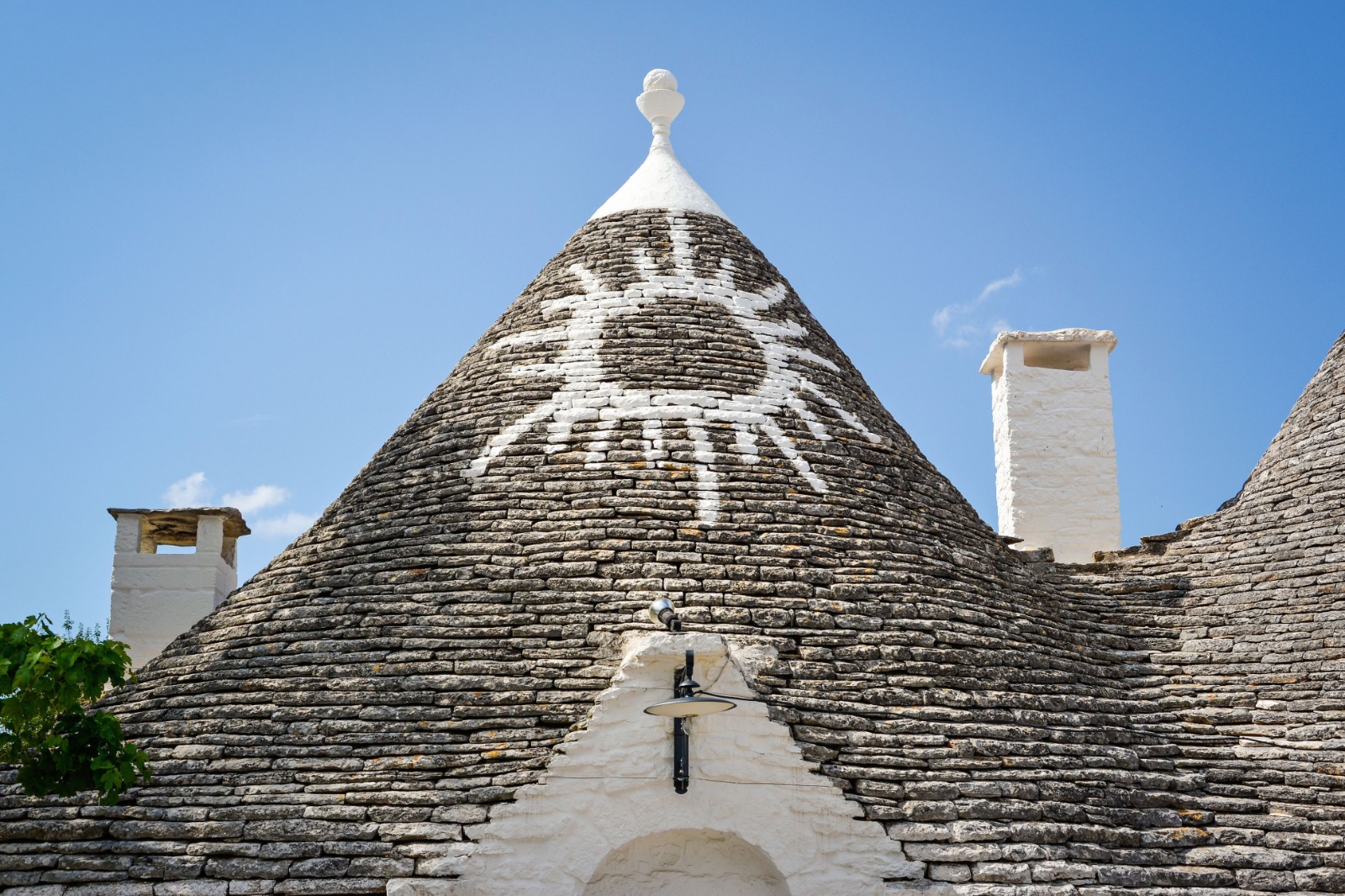 Il significato dei simboli sui trulli: una storia di magia e mistero