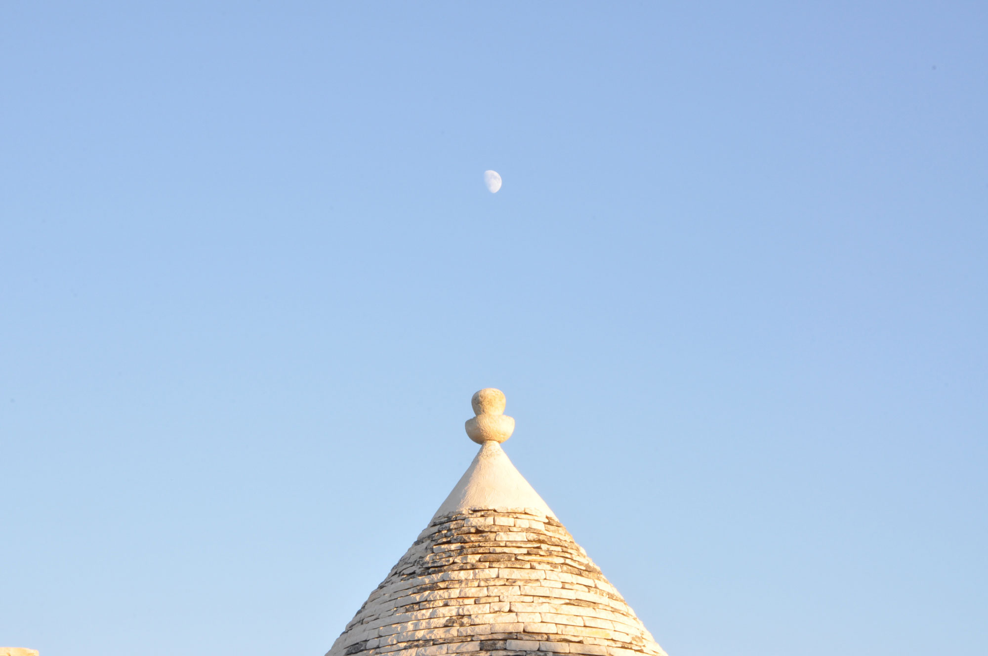 THE PINNACOLO: WHAT IS HIDDEN BEHIND ONE OF THE MOST SYMBOLIC ELEMENTS OF A TRULLO?